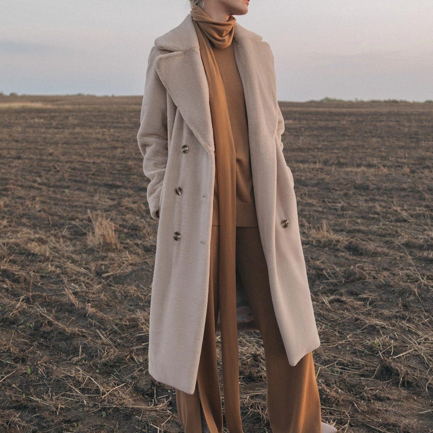 Manteco Largo con Cinturón Ajustable y Cierre de Botones para Mujer | Ideal para Invierno