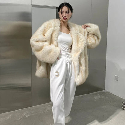 Abrigo de Corte Regular y Largo Medio con Cierre de Ganchos | Ideal para Invierno