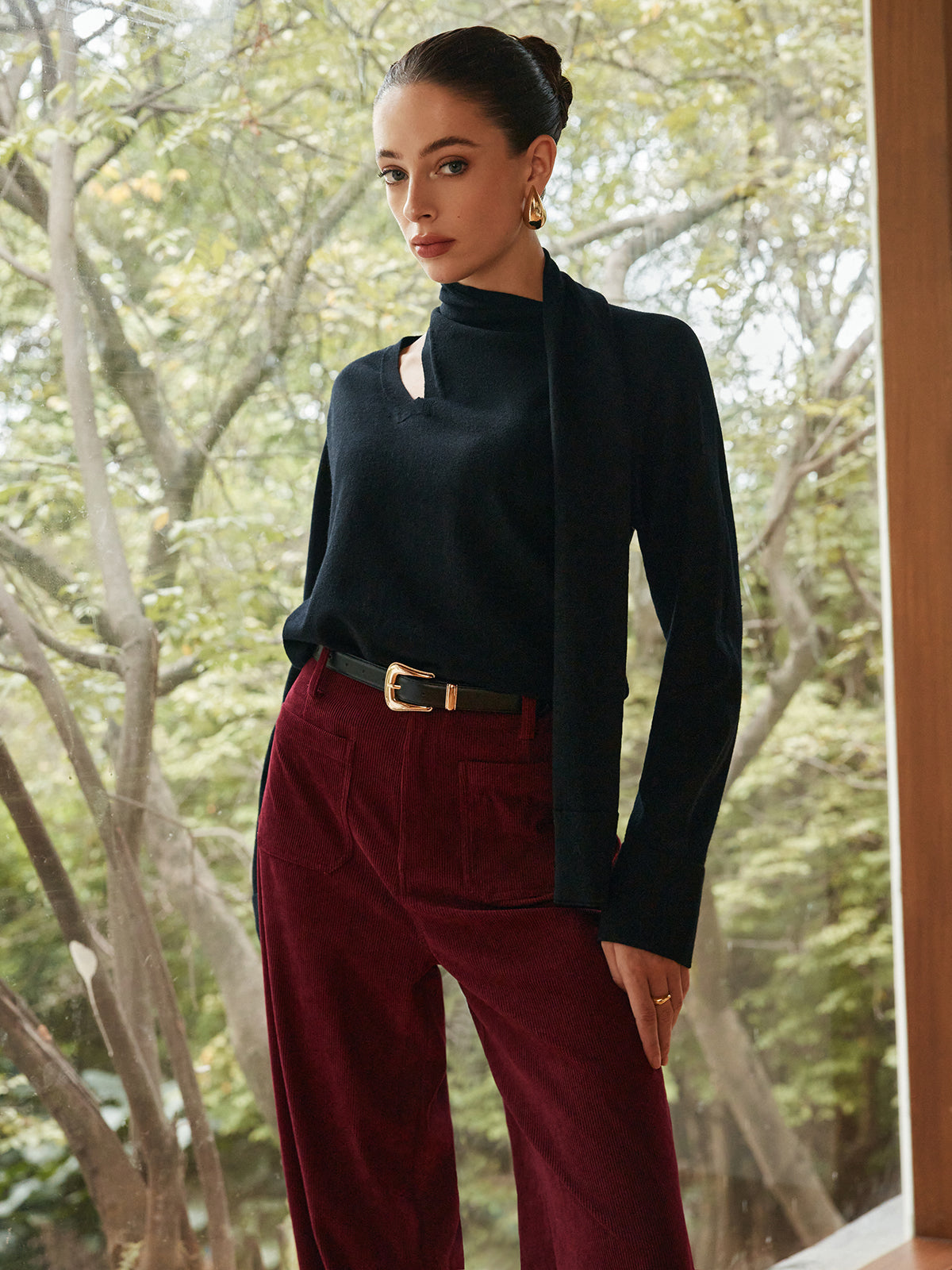 Jersey Negro con Cuello Asimétrico y Bufanda Integrada para Mujer | Ideal para Uso Diario